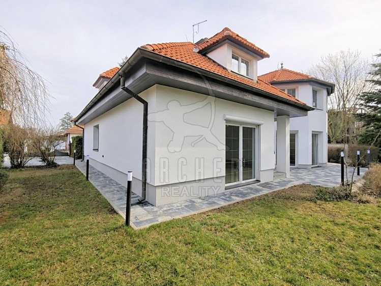 Prodej rodinného domu 298 m², pozemek 730 m² - foto 1
