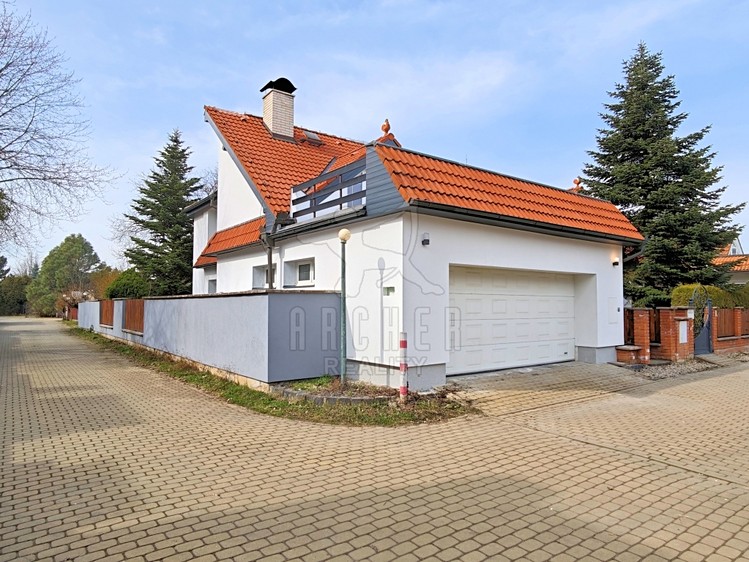 Prodej rodinného domu 298 m², pozemek 730 m² - foto 8