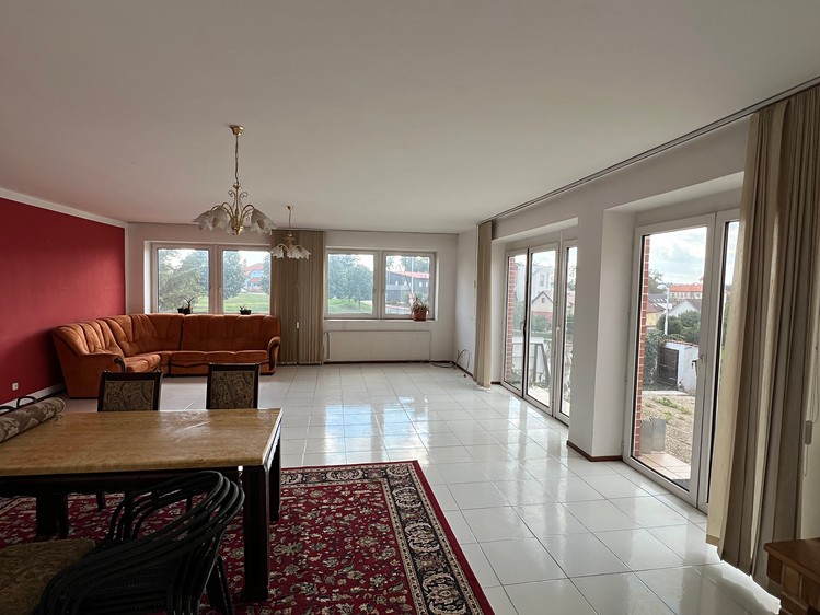 Prodej rodinného domu 428 m², pozemek 831 m² - foto 2