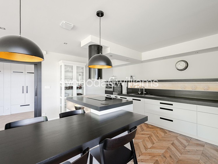 Prodej rodinného domu 227 m², pozemek 809 m² - foto 4