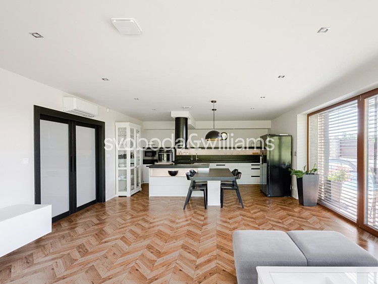 Prodej rodinného domu 227 m², pozemek 809 m² - foto 3
