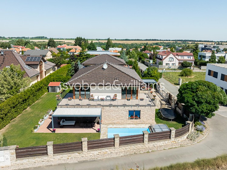 Prodej rodinného domu 227 m², pozemek 809 m² - foto 1