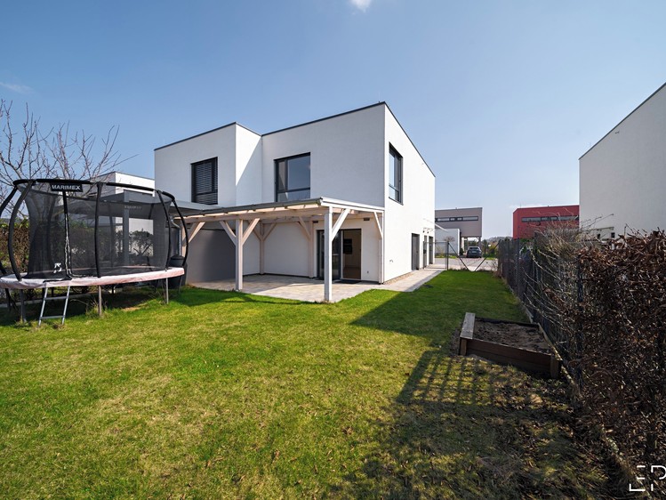 Pronájem rodinného domu 114 m², pozemek 368 m² - foto 1