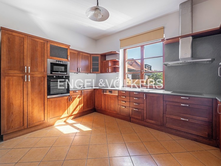 Pronájem vily 316 m², pozemek 522 m² - foto 2