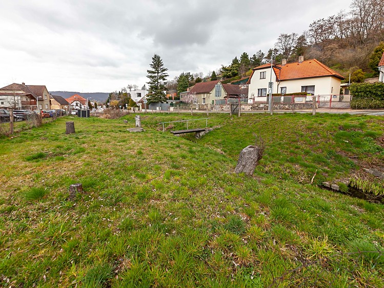 Prodej stavebního pozemku 736 m² - foto 1