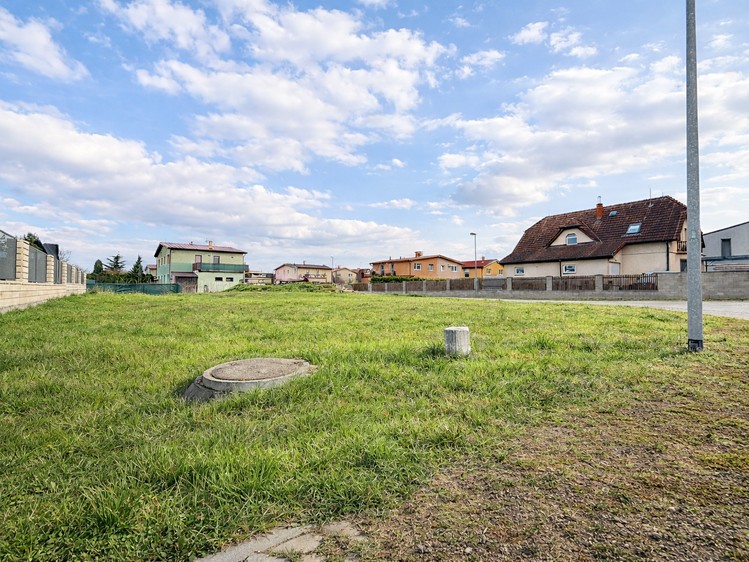 Prodej stavebního pozemku 838 m² - foto 1