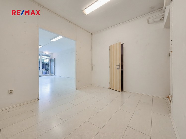 Prodej obchodního prostoru 62 m² - foto 2
