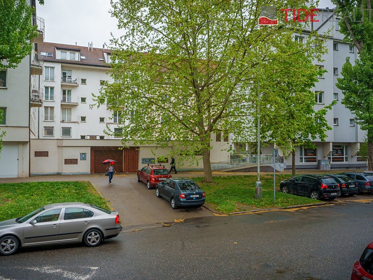 Pronájem garážového stání 12 m² - foto 1