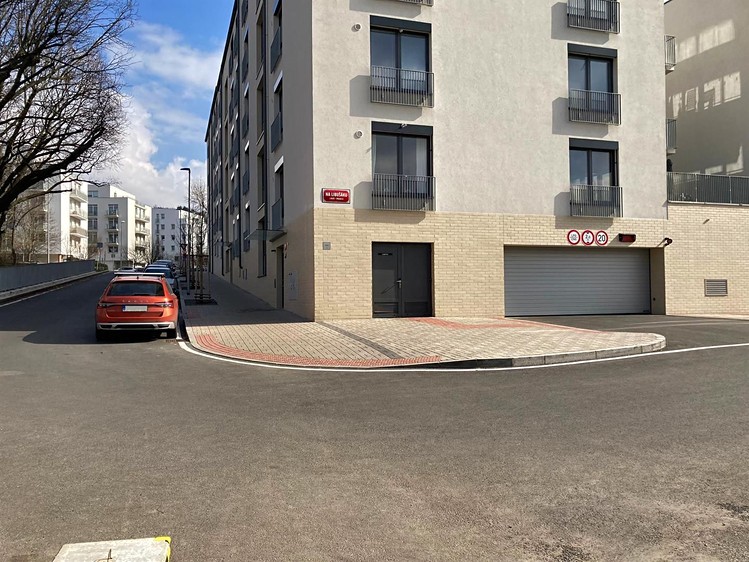 Pronájem garážového stání 20 m² - foto 1