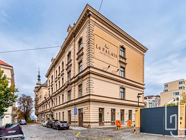 Pronájem garážového stání 30 m² - foto 1