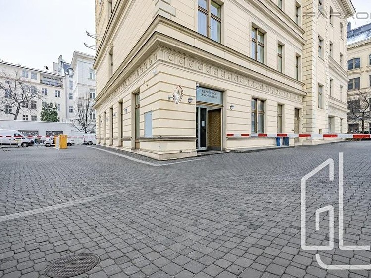 Pronájem garážového stání 30 m² - foto 3