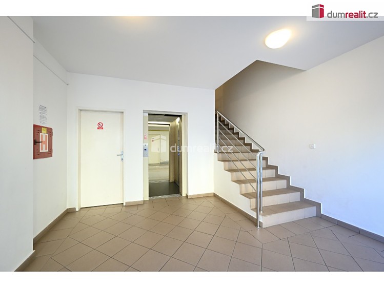 Pronájem garážového stání 13 m² - foto 3
