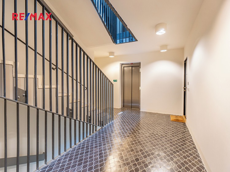 Pronájem garážového stání 13 m² - foto 4