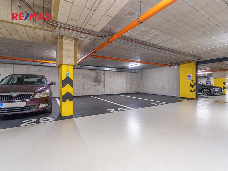 Pronájem garážového stání 13 m² - foto 1