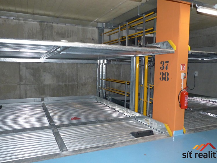 Pronájem garážového stání 15 m² - foto 1
