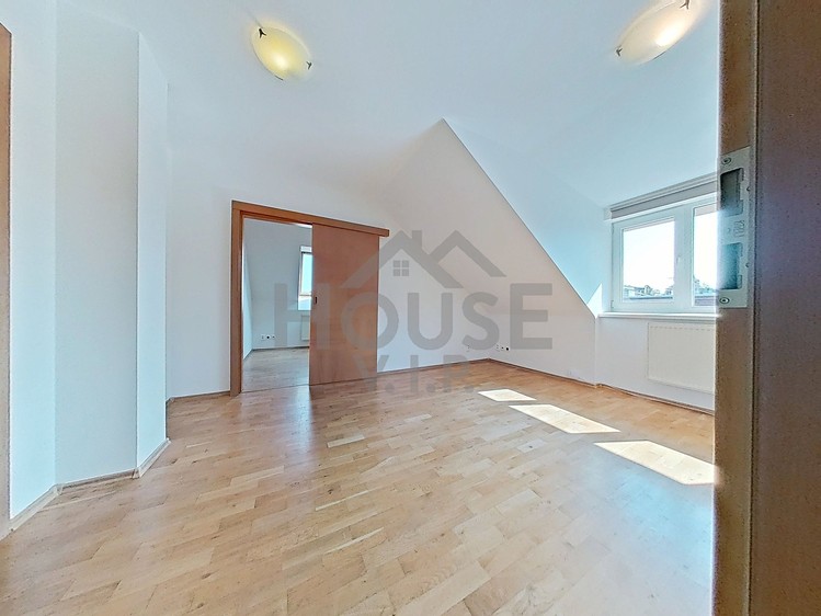 Prodej bytu 2+1 57 m² (Podkrovní) - foto 4