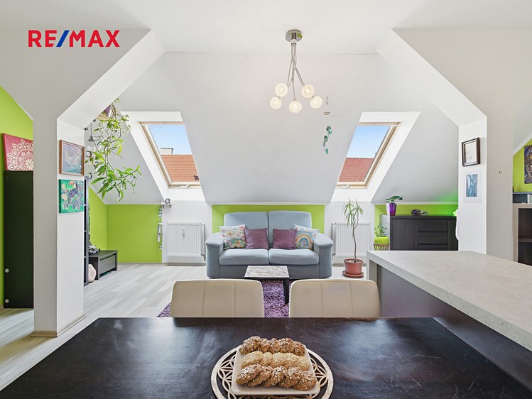 Prodej bytu 2+kk 59 m² (Podkrovní) - foto 1