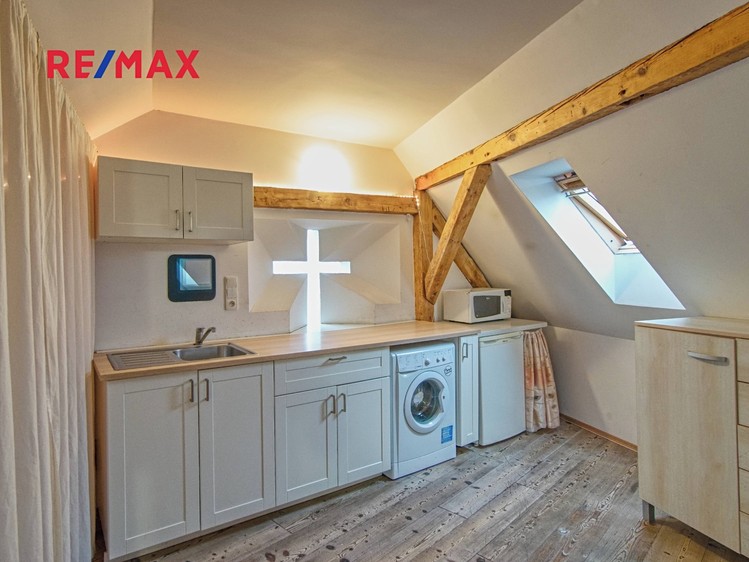 Pronájem bytu 1+kk 31 m² (Podkrovní) - foto 4