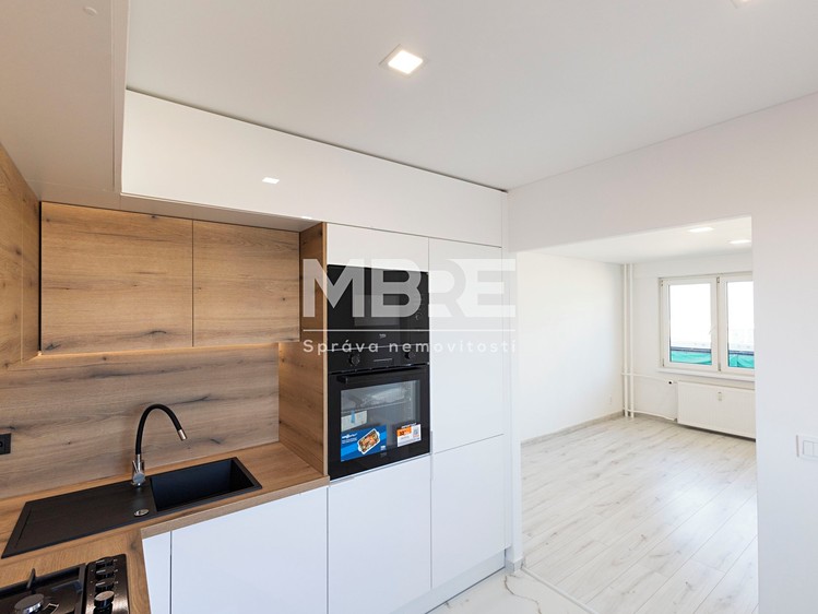 Pronájem bytu 3+1 71 m² - foto 2