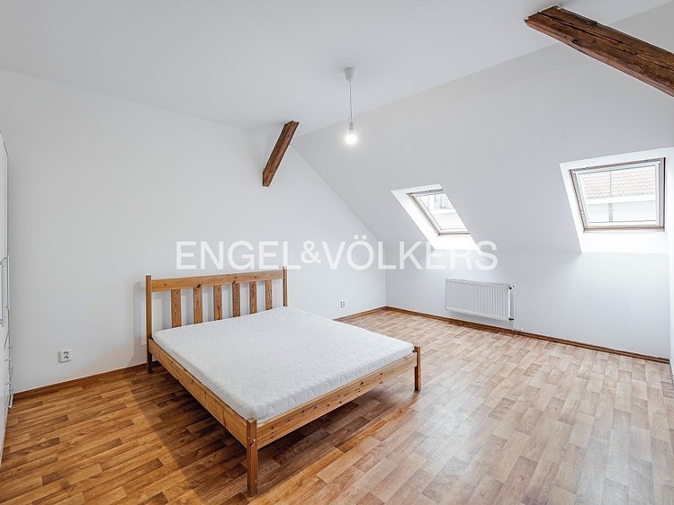 Pronájem bytu 3+1 112 m² (Podkrovní) - foto 4