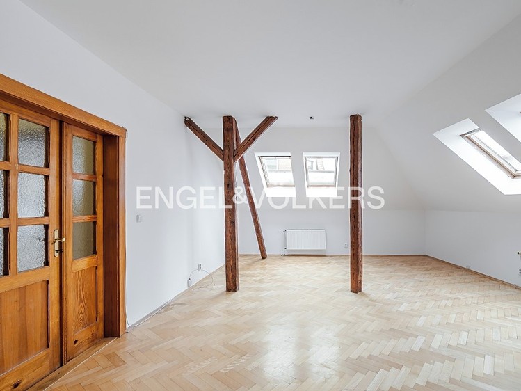 Pronájem bytu 3+1 112 m² (Podkrovní) - foto 3