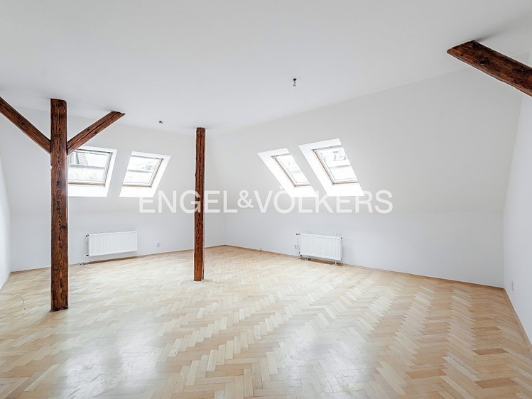 Pronájem bytu 3+1 112 m² (Podkrovní) - foto 2