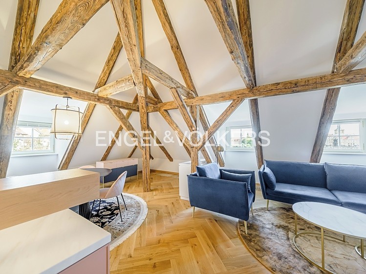 Pronájem bytu 2+kk 82 m² (Podkrovní) - foto 1