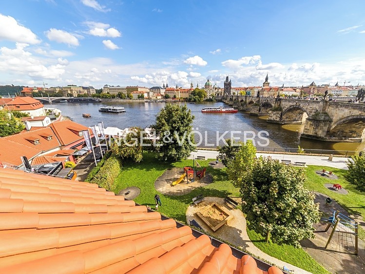 Pronájem bytu 2+kk 82 m² (Podkrovní) - foto 2