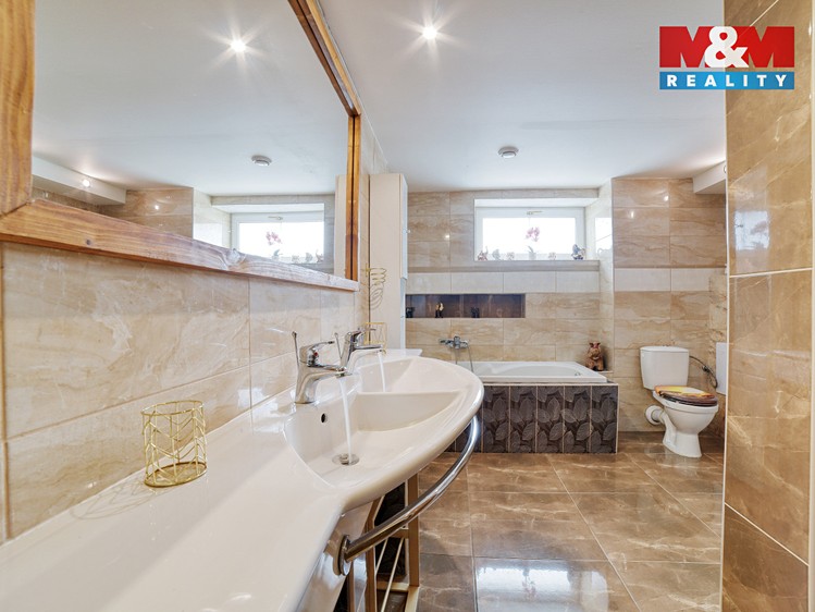 Prodej rodinného domu 252 m², pozemek 847 m² - foto 4