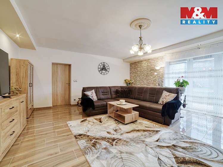 Prodej rodinného domu 252 m², pozemek 847 m² - foto 2