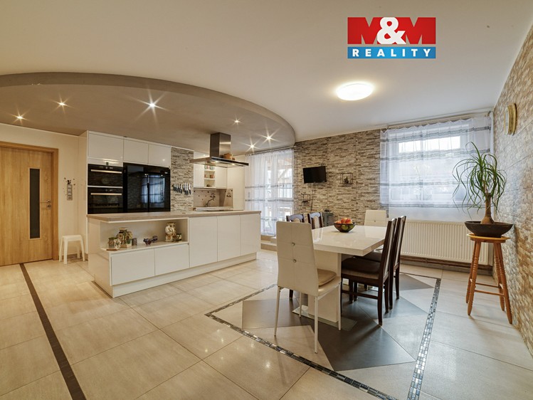Prodej rodinného domu 252 m², pozemek 847 m² - foto 1