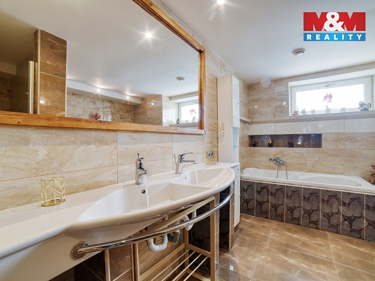 Prodej rodinného domu 252 m², pozemek 847 m² - foto 6