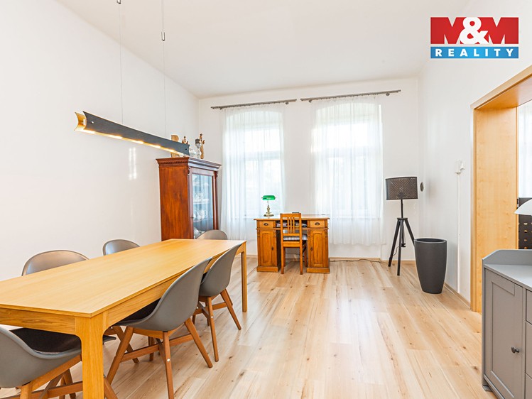 Prodej rodinného domu 195 m², pozemek 904 m² - foto 2