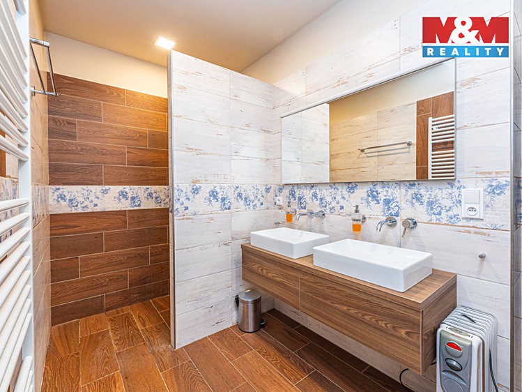 Prodej rodinného domu 195 m², pozemek 904 m² - foto 8
