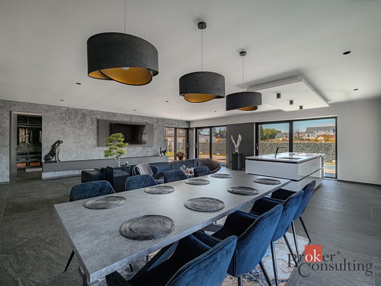 Prodej rodinného domu 268 m², pozemek 720 m² - foto 3