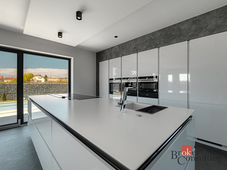 Prodej rodinného domu 268 m², pozemek 720 m² - foto 4