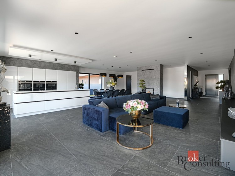 Prodej rodinného domu 268 m², pozemek 720 m² - foto 2
