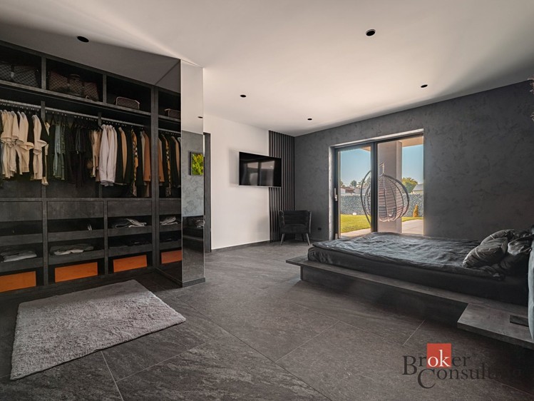 Prodej rodinného domu 268 m², pozemek 720 m² - foto 8