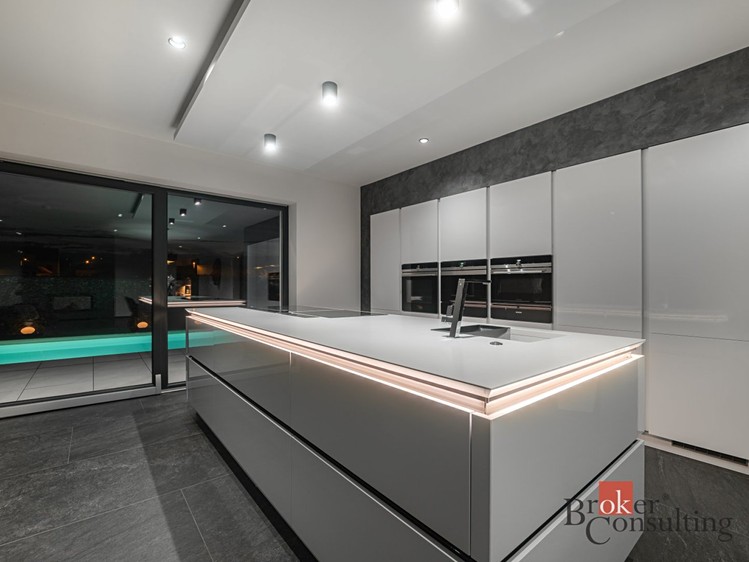 Prodej rodinného domu 268 m², pozemek 720 m² - foto 5