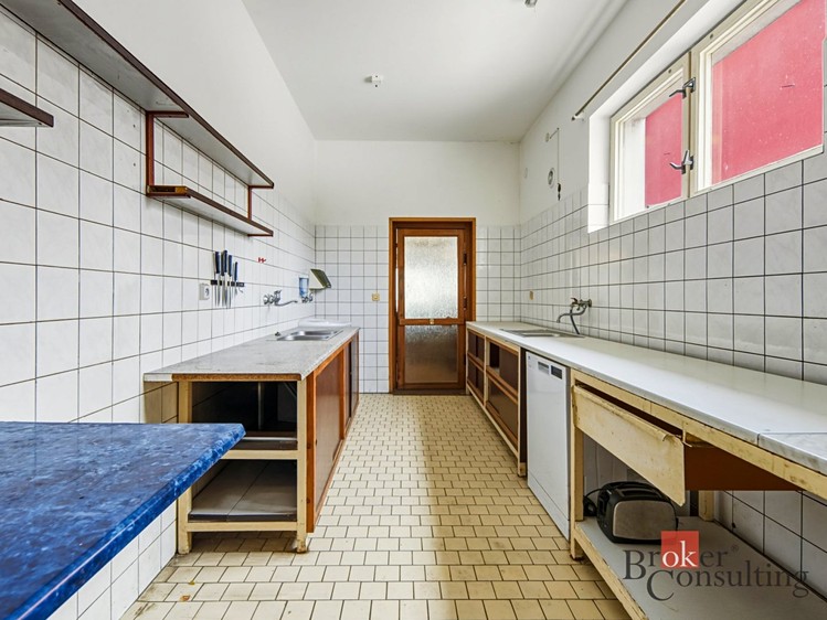 Prodej  rodinného domu 395 m², pozemek 992 m² - foto 6