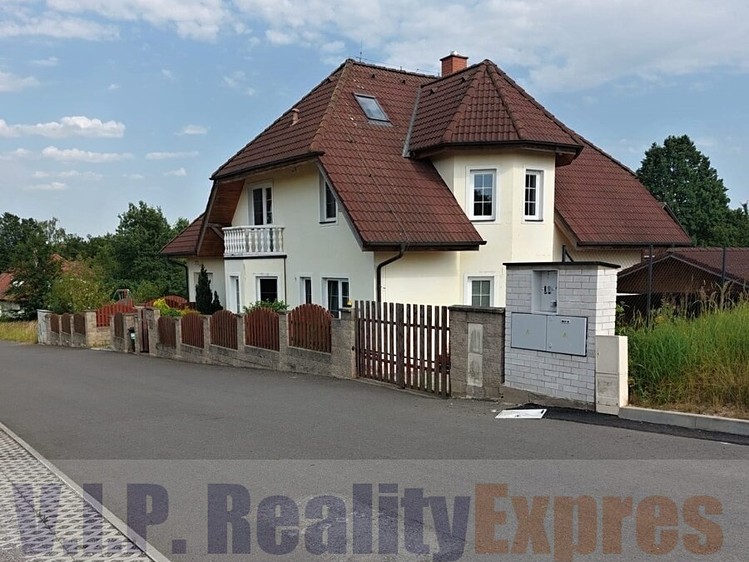 Prodej vily 340 m², pozemek 1 095 m² - foto 3