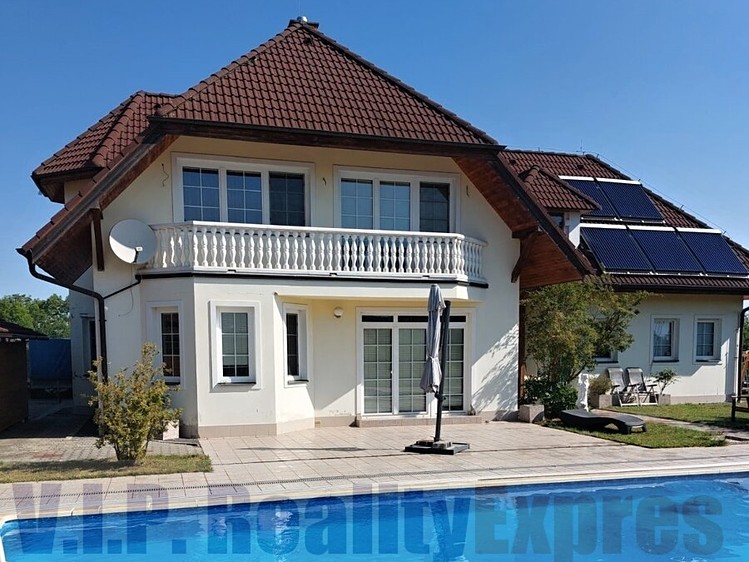 Prodej vily 340 m², pozemek 1 095 m² - foto 1