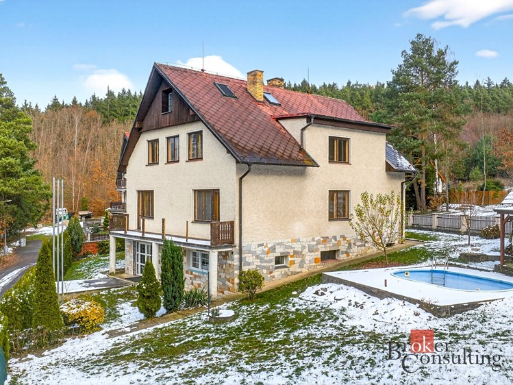 Prodej rodinného domu 301 m², pozemek 1 951 m² - foto 1