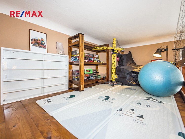 Prodej vícegeneračního domu 234 m², pozemek 262 m² - foto 8