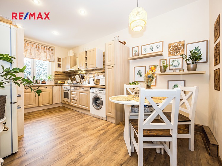 Prodej rodinného domu 234 m², pozemek 262 m² - foto 1