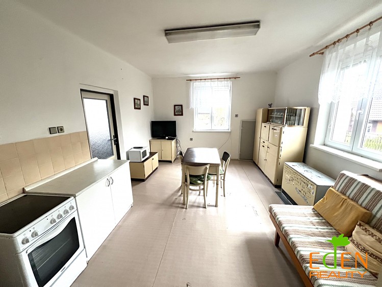 Prodej rodinného domu 135 m², pozemek 878 m² - foto 2