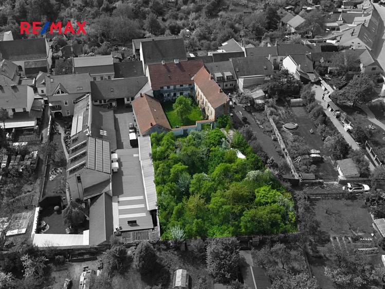 Prodej rodinného domu 1 200 m², pozemek 2 155 m² - foto 2