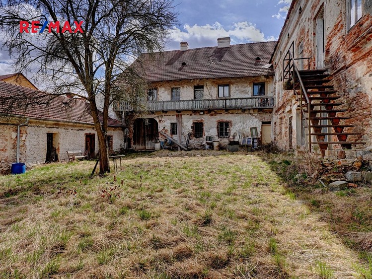Prodej rodinného domu 1 200 m², pozemek 2 155 m² - foto 1