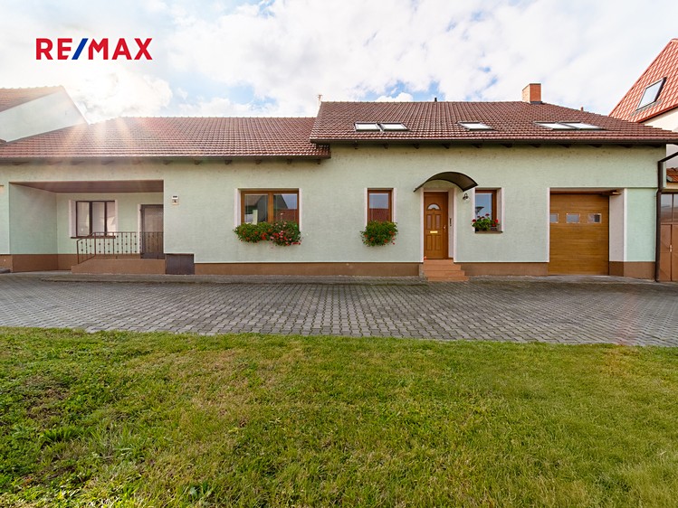 Prodej rodinného domu 354 m², pozemek 1 128 m² - foto 1