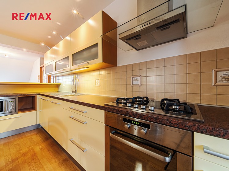 Prodej rodinného domu 354 m², pozemek 1 128 m² - foto 3